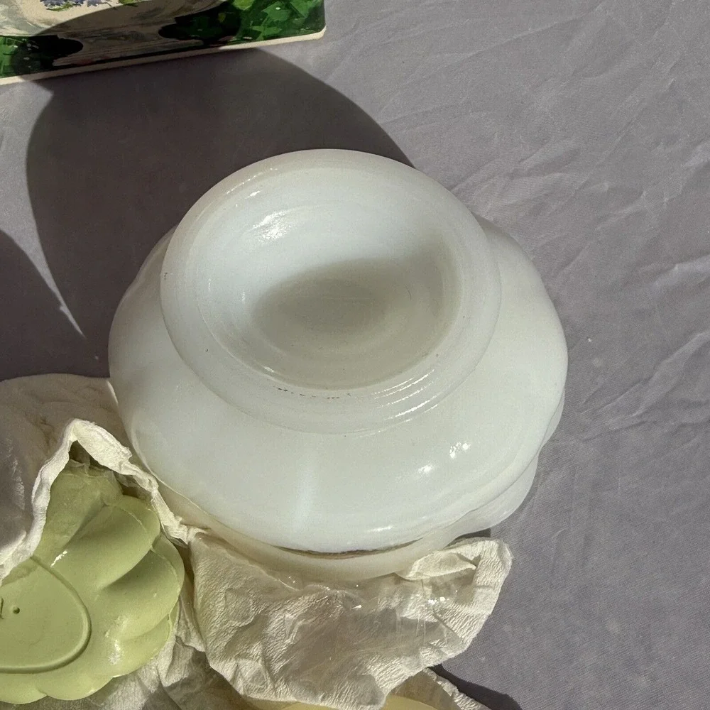Vintage 70s Avon Hostess Blossoms Flower Arranger‎ Soap Dish Milk Glass Decor